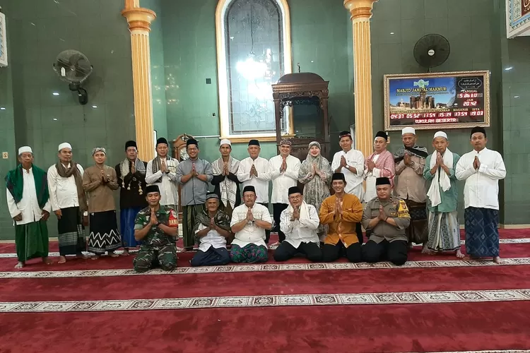 GUYUB : Foto bersama usai mengadakan Tarling Tingkat Kecamatan Tapos di Masjid Jami Al-Makmur, Kelurahan Leuwinanggung, Kecamatan Tapos, Sabtu (15/4). (&nbsp;ANDIKA EKA/RADAR DEPOK)