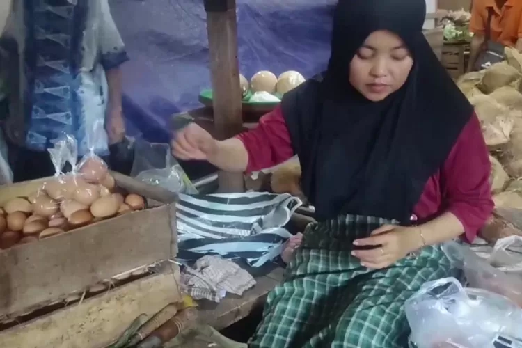 Pedagang mengemas telur ayam yang mengalami penurunan harga jelang Lebaran. (Edi Prayitno/Kontributor Kendal)