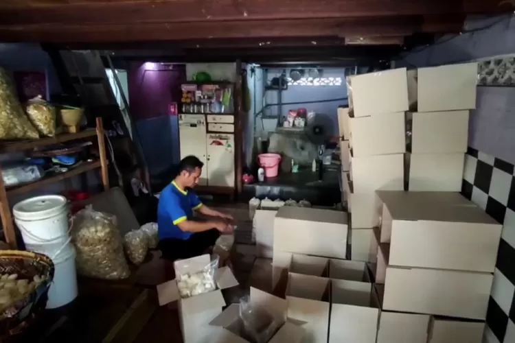 Proses pembuatan kerupuk rambak kulit sapi khas Kendal yang meningkat permintaannya di bulan Ramadhan dan jelang Lebaran untuk oleh-oleh. (Edi Prayitno/Kontributor Kendal)