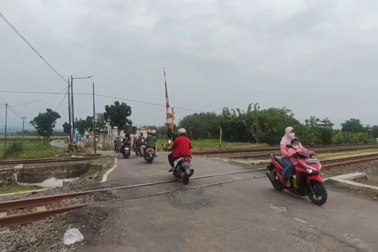 Perlintasan sebidang di jalan Kabupaten Kendal. (Edi Prayitno/Kontributor Kendal)
