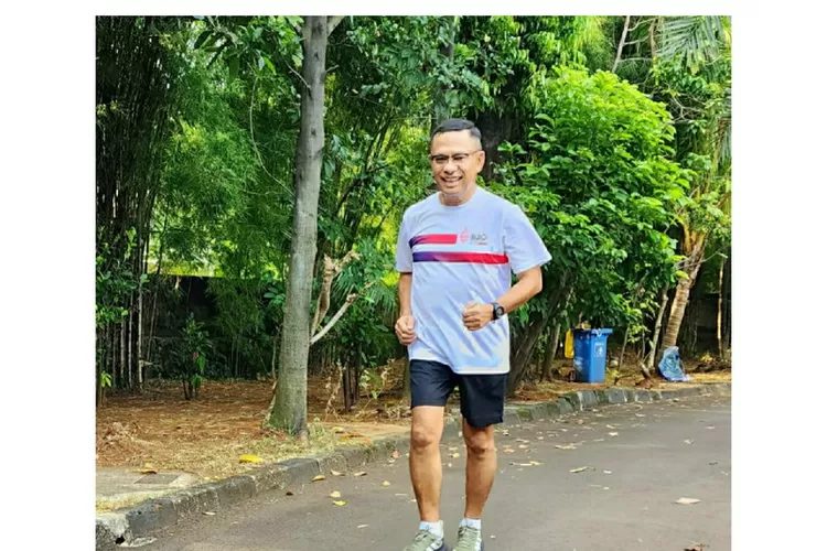 Menjelang buka puasa, mantan Menperin Saleh Husin jalan kaki sejauh 6 kilometer di wilayah Jakarta Selatan agar tetap bugar, Minggu (16/4/2023 ). Foto: Istimewa