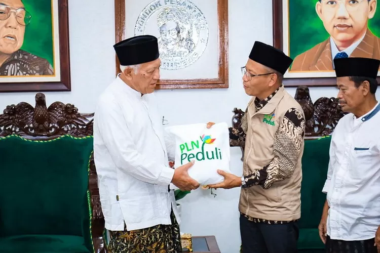 General Manager PLN UID Jawa Timur, Lasiran (tengah) saat menyerahkan paket sembako kepada KH Abdul Hakim Mahfudz (Gus Kikin) selaku Pengasuh Pondok Pesantren Tebu Ireng Jombang.