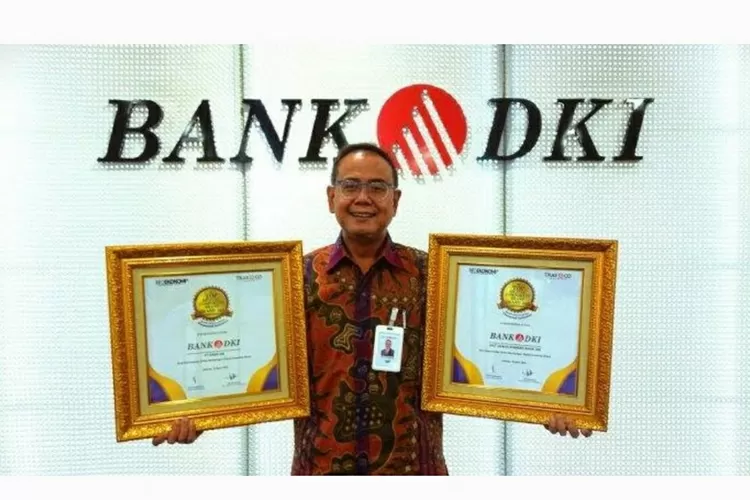 Direktur Keuangan &amp; Strategi Bank DKI, Romy Wijayanto menerima penghargaan  untuk Bank DKI sebagai TOP Digital Corporate Brand Award 2023. (Foto: Humas Bank DKI)