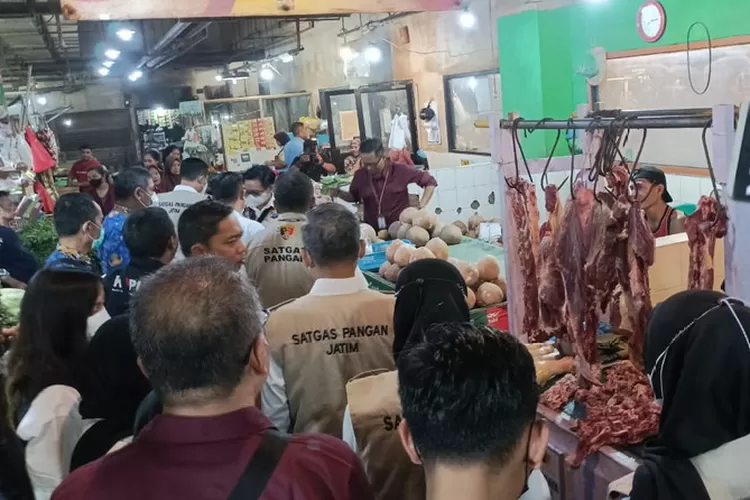 Suasana saat Satgas Pangan dan rombongan melakukan sidak di Pasar Tambahrejo Surabaya (Istimewa)