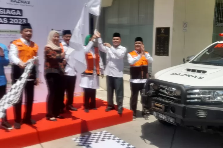 Ketua Baznas RI Prof Dr KH Noor Achmad, MA (Ketiga dari  kiri),  didampingi  pimpinan Baznas melepas tim posko siaga mudik di halaman kantor Baznas RI, Jalan Matraman, Jakarta Timur, Senin (17/4/2023).