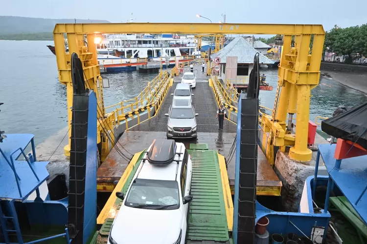 mobil pribadi mulai antre di pelabuhan penyeberangan