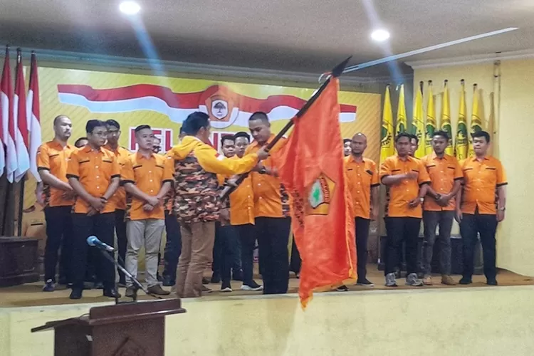 Barisan Kosgoro 1957 Semarang saat pelantikan di Gedung Golkar.  (Ayosemarang.com/ Audrian Firhannusa)