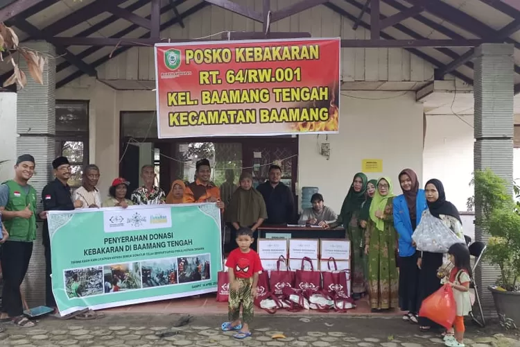 Penyerahan bantuan sosial kebakaran lahan di Posko Kecamatan Baamang. Untuk korban kebakaran Jalan Mukhran Ali, Gang Kacapiring dan Gang Simpati