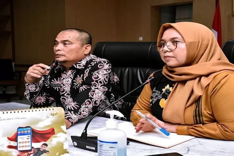 Kadiskes Alwi Mujahit Hasibuan didampingi&nbsp;Kabid IKP Diskominfo Harvina Zuhra (Realitasonline/dok)