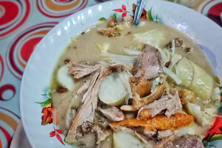 Soto Tamanwinangun berbeda dengan soto pada umumnya karena menggunakan daging entok / instagram @dwiyan_tamautau
