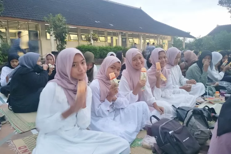 Sejumlah anak berbuka puasa dengan menyantap es krim Joyday yang dibagikan gratis oleh Yili Indonesia untuk menyemarakkan Ramadhan 1444 H.  (Istimewa)