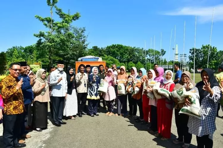 Bantuan pangan beras 2023 di Musi Rawas Diserahkan kepada penerimanya oleh Bupati Mura Hj Ratna Machmud  (istimewa)