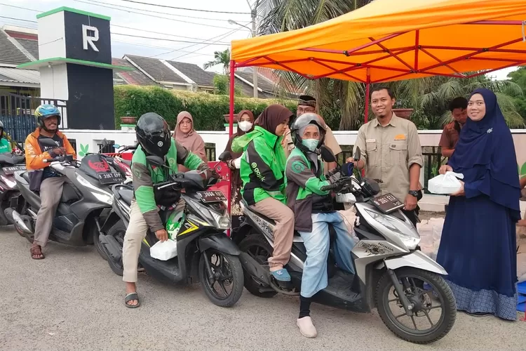 Yayasan Khadimul Ummah Madani (KUM) berbagi kepada 400 pengemudi ojek online (ojol).