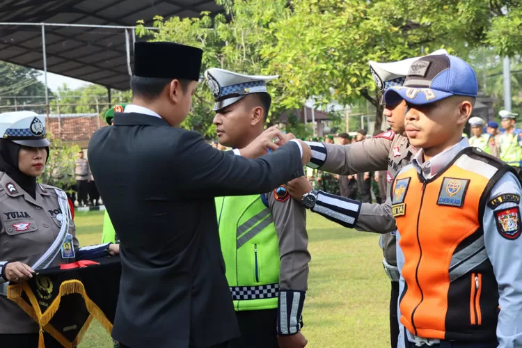 Bupati Kendal menyematkan tanda Operasi Ketupat Candi 2023 Polres Kendal. (Edi Prayitno/Kontributor Kendal)