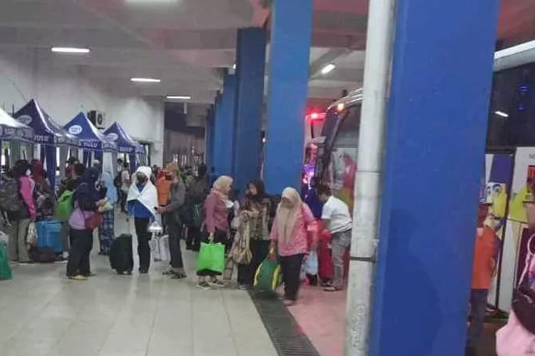 Pemudik Progran Mudik Gratis Pemprov DKI Jakatta tiba di Terminal Tirtonadi Solo (Endang Kusumastuti)