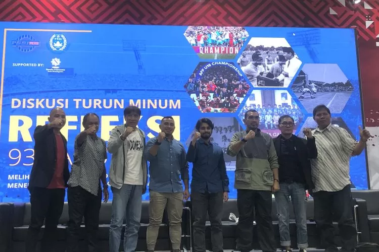 Robby Darwis (tiga dari kiri), Rully Nere (dua dari kiri), Firman Utina (empat dari kiri), dan Toyo Haryono (paling kanan) saat menghadiri diskusi &ldquo;Refleksi 93 tahun PSSI&rdquo; di GBK Arena pada Senin sore.  (ANTARA/Zaro Ezza Syachniar)