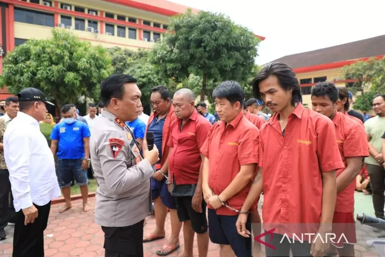 Kapolda Sumut Irjen Pol RZ Panca Putra Simanjuntak (kiri) berdialog dengan tiga kurir narkoba dari diskotik Sky Garden di Tanjung Pamah, Desa Namu Rube Julu, Kecamatan Kutalimbaru, Kabupaten Deli Serdang.  (ANTARA/HO-Humas Polda Sumut)