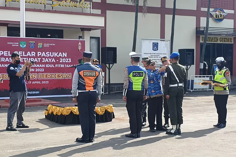 APEL : Suasana apel gabungan Polres Metro Depok, Kodim 0508/Depok dan Pemkot Depok di Markas Polres Metro Depok, Jalan Margonda Raya, Kecamatan Pancoranmas, Senin (17/4).  (GERARD SOEHARLY/RADAR DEPOK)