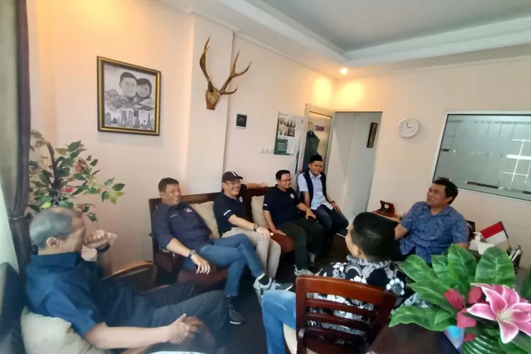 Asep Wahyuwijaya (bertopi) saat di Kantor Sekretariat DPD NasDem Kabupaten Bogor bersama Ketua DPD NasDem Kabupaten Bogor dan Wakil Ketua Bidang BPOKK DPW NasDem Jawa Barat, Onnie S Sandi.