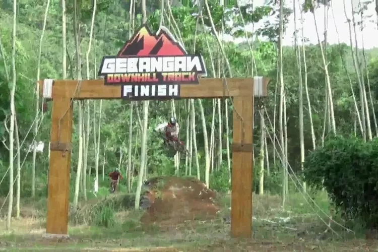 Atlet ISSI Kendal berlatih di trek Gebangan sebelum kejuaraan downhill Mei mendatang. (Edi Prayitno/Kontributor Kendal)