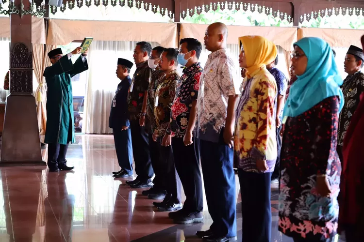 Bupati Kudus Hartopo melantik 20 pejabat administrator dan pengawas di lingkungan Pemerintah Kabupaten (Pemkab) setempat. Para ASN itu mengucapkan sumpah jabatan dalam pelantikan yang berlangsung di Pendapa Kabupaten Kudus, Selasa 18 April 2023. (Foto: Diskominfo Kudus)