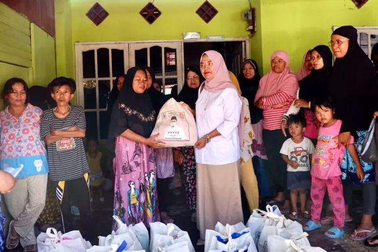 Jelang lebaran Idul Fitri, Andre Rosiade kembali membagikan puluhan paket sembako di Sumatra Barat.