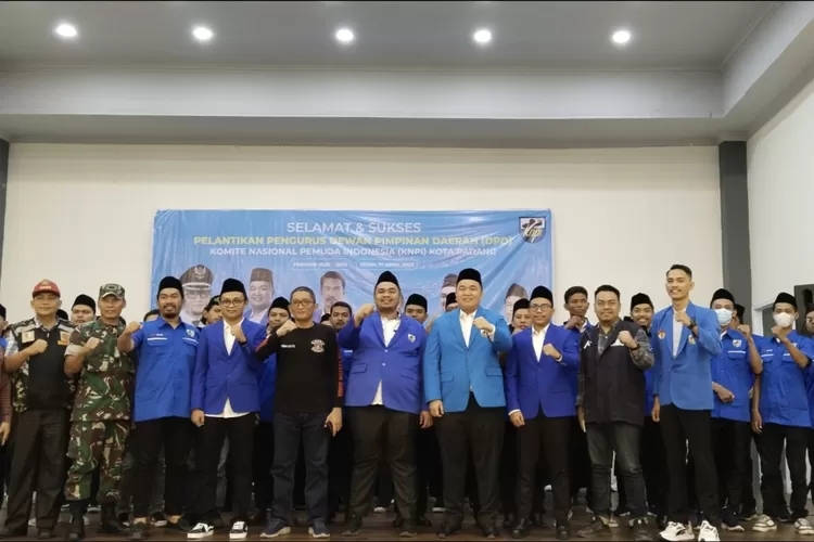 Wali Kota Padang Hendri Septa (tengah) bersama dengan Ketua KNPI Kota Padang yang baru dilantik dan juga KNPI Sumbar serta jajarannya foto bersama dengan forkopimda