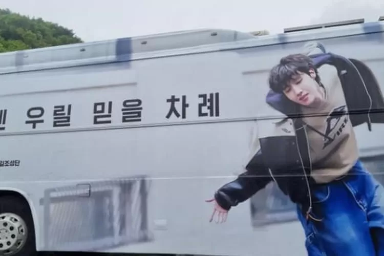  Jhope pamit wamil, Army tepati janji tidak hadir ke lokasi hanya memberi pesan lewat bus   (twitter.com/BTSbangtanOT7_)