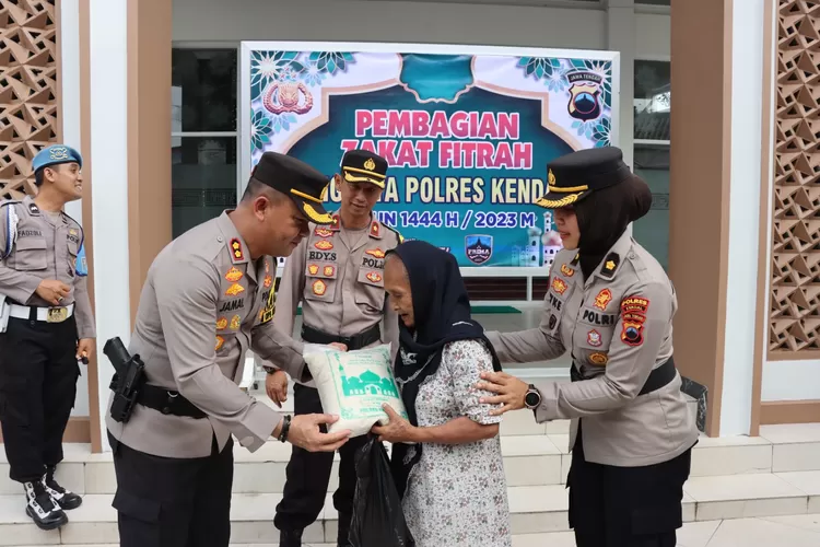 Kapolres Kendal menyerahkan beras zakat fitrah kepada penerima di Masjid Al Mukmin Polres Kendal. (Edi Prayitno/Kontributor Kendal)