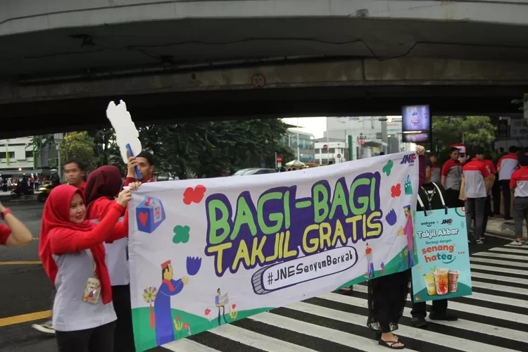 Ksatria dan Srikandi JNE Bagi Bagi Takjil Gratis di Jalan Tomang Raya Jakarta Barat.  (Istimewa)