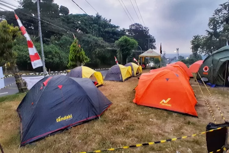 Posko tenda camping di Gombel Semarang. Posko iki punya banyak fasilitas dan bonus pemandangan lampu kota.  (Ayosemarang.com/ Audrian Firhannusa)