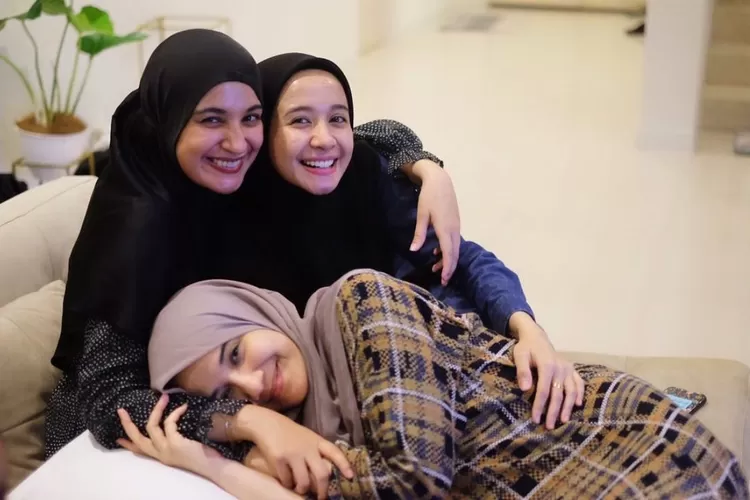 Potret Bella (paling kanan) bersama kedua sahabatnya, Shireen dan Zaskia Sungkar