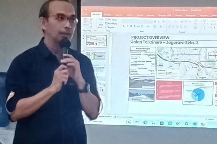 Direktur Operasi PT Translingkar Kita Jaya Alfiandra saat menjelaskan progres pembangunan jalan tol Cijago (Ist)