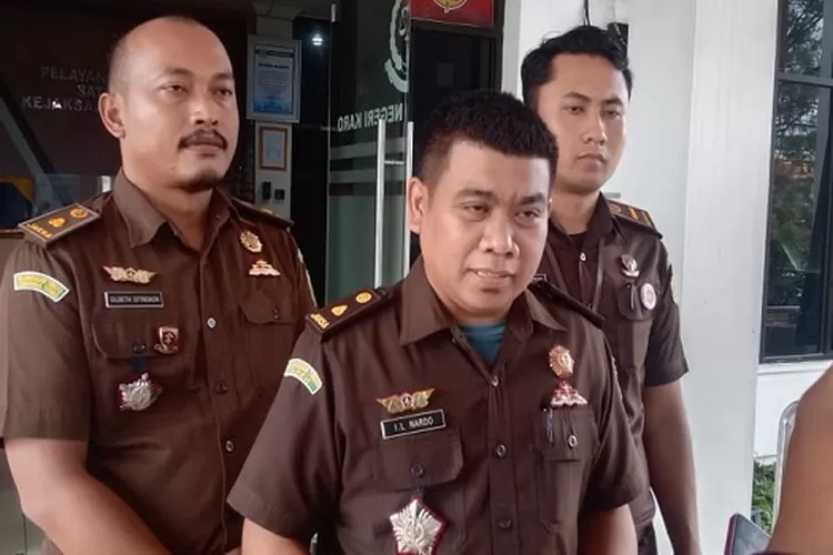 Kasi Intel  didampingi stafnya dan Kasi Pidsus Kejari Karo saat memberi keterangan pers (Realitasonline/JP)