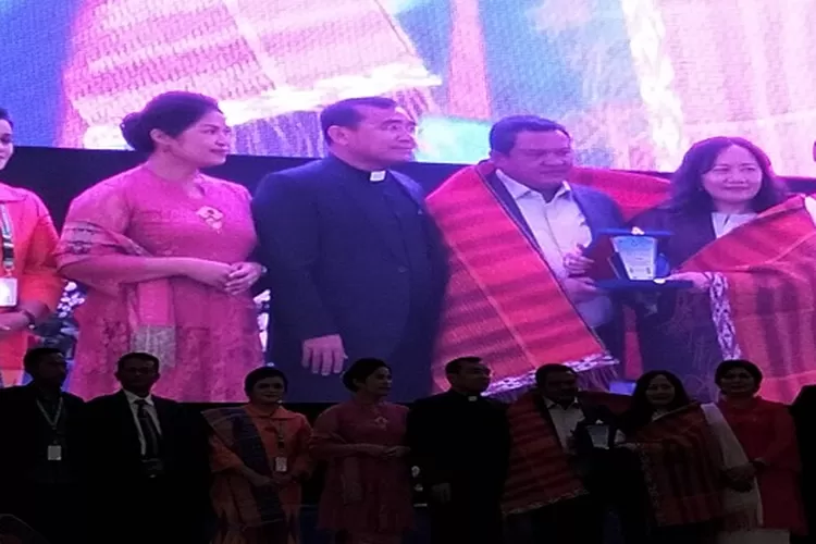 Ephorus HKBP Pdt Dr Robinson Butar-butar bersama donatur anggota DPR RI Lamhot Sinaga (Realitasonline/AS)