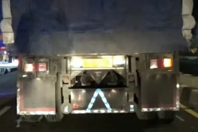 Pengendara motor tak berhasil nyalip hingga akhirnya terlindas truk gandeng