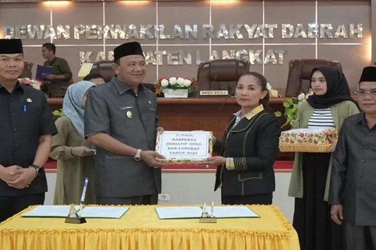 Ranperda Inisiatif DPRD Diserahkan ke Plt Bupati Langkat (Realitasonline/AA)
