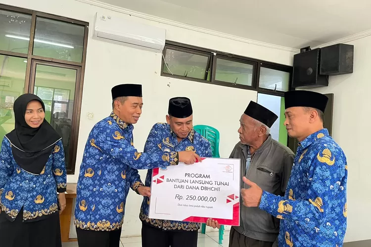 Kota Bekasi memberikan BLT yang bersumber dari Dana Bagi Hasil Cukai Tembakau buat warga. (Humas Pemkot Bekasi)