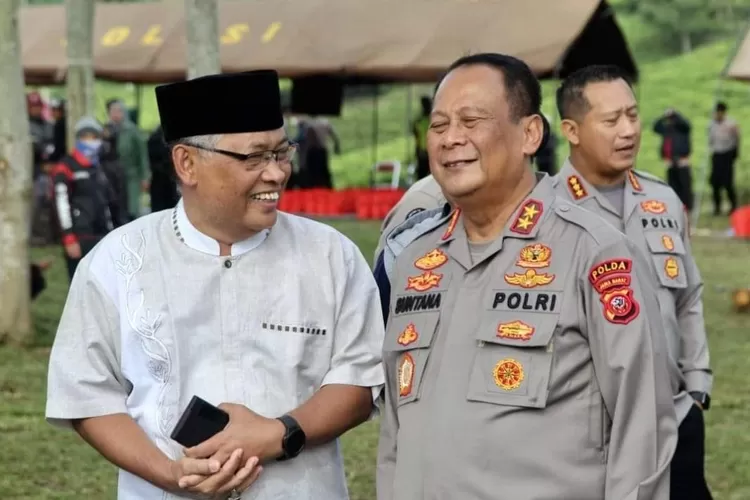 Staf Ahli Menteri Sekretaris Negara Bidang Politik, Pertahanan, dan Keamanan Prof. Dadan Wildan bersama mantan Kapolda Jawa Barat Irjen Pol. Suntana - Foto: Henry Lukmanul Hakim   