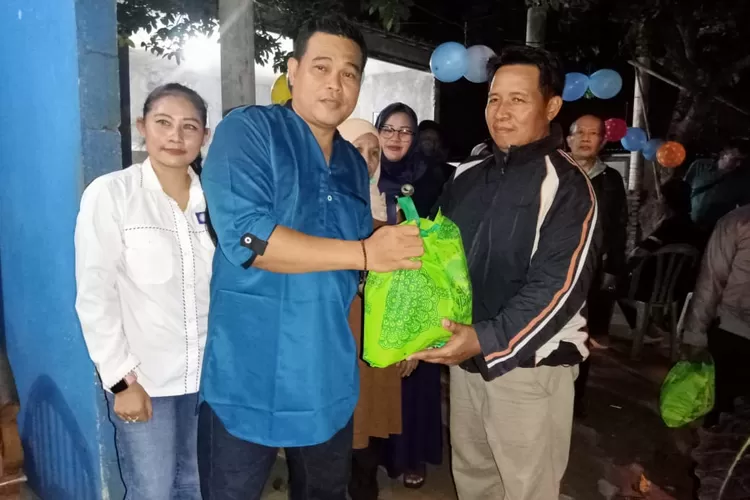 KOMPAK : Bacaleg dari PAN untuk Dapil Pancoranmas, Heri Setiono bersama tim suksesnya di Posko Bang Her, Jalan Puring No15, Kelurahan Depok, Kecamatan Pancoranmas, Senin (17/4). ALDY RAMA/RADAR DEPOK