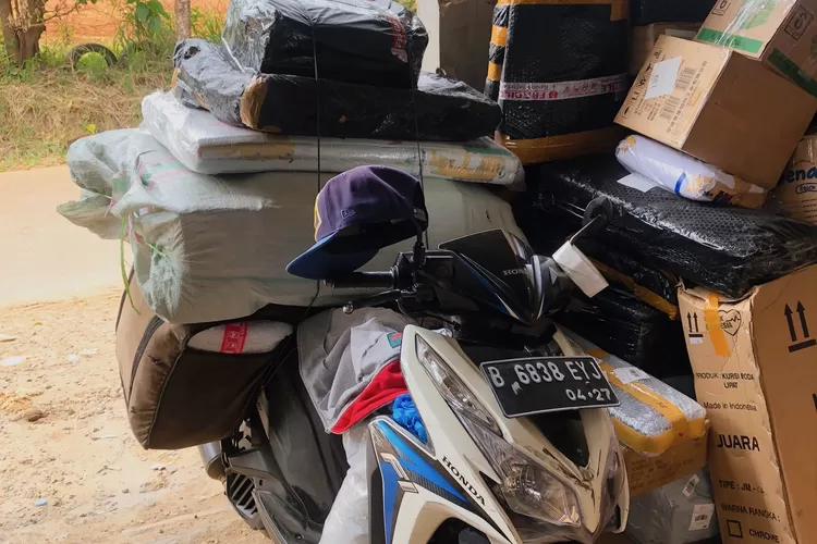 Penampakan tumpukan paket jelang Hari Raya Lebara. DOK.PRIBADI