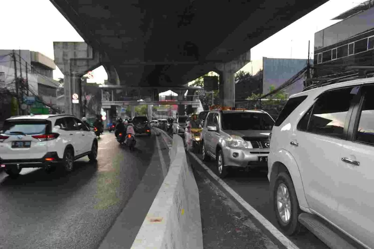Rekayasa lalu lintas di kawasan Simpang Santa, Jakarta Selatan belum membuahkan hasil. kawasan ini masih macet parah.
