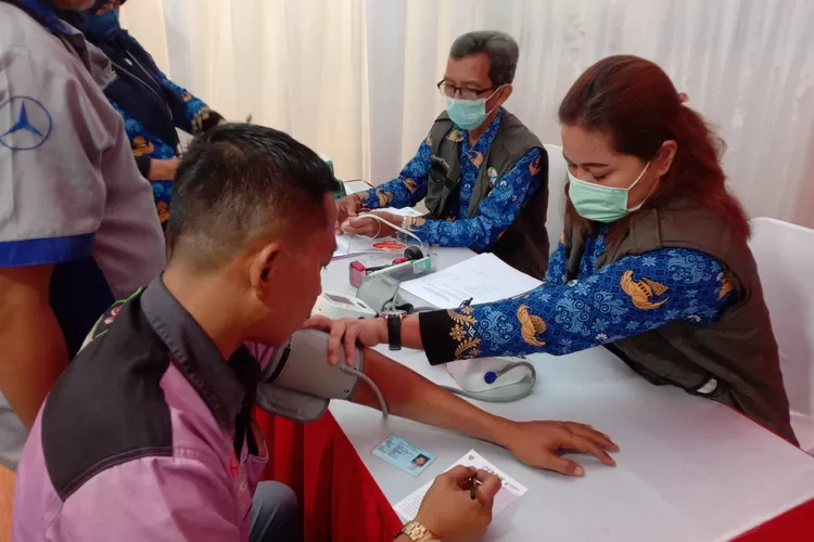 KESEHATAN : Pengecekan kesehatan para awak bus di Terminal Jatijajar, Kecamatan Tapos, Kota Depok, Senin (17/4).&nbsp; (ANDIKA EKA/RADAR DEPOK)