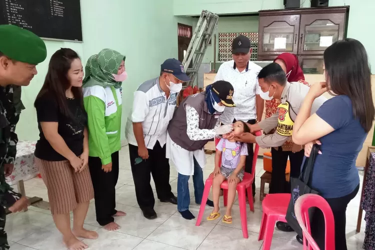IMUNISASI : Kelurahan Cisalak, Kecamatan Sukmajaya melakukan sweeping &nbsp;untuk memaksimalkan putaran pertama Sub Pekan Imunisasi Nasional (PIN) Polio.&nbsp; (ANDIKA EKA/RADAR DEPOK)