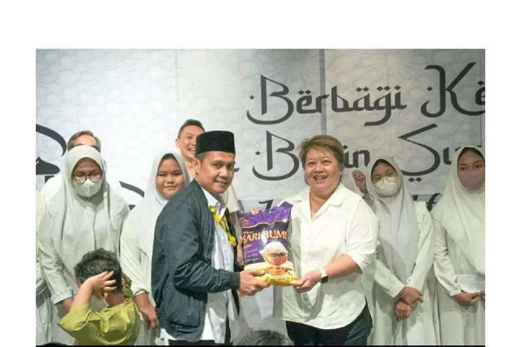 Direktur Utama PT Sarinah,  Fetty Kwartati  berbagi kebahagiaan dengan anak yatim di Gedung Sarinah, Selasa (13/4/2023). (Foto: PT Sarinah