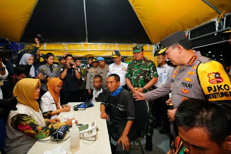 Kapolri Jenderal Pol Listyo di tengah kesibukan arus mudik di Surabaya Jatim  (istimewa )