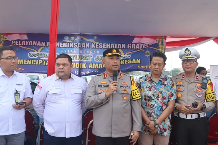 Kapolresta Bandara Soetta Kombes Roberto Pasaribu gandeng stakeholder untuk pemeriksaan kesehatan gratis  sopir taksi dalam rangka Operasi Ketupat Jaya 2023 di Bandara Soetta. (istimewa )