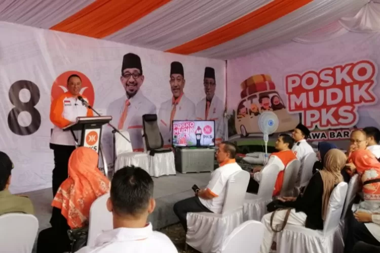 Ketua DPW PKS Jabar, Haru Suandharu melaunching posko mudik di Nagreg. (Dok Pribadi)