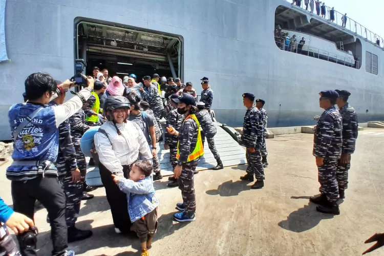 Para pemudik yang menggunakan kapal perang di Pelabuhan Tanjung Emas Semarang. Antusiasme penumpang cukup tinggi. (Ayosemarang.com/ Audrian Firhannusa)