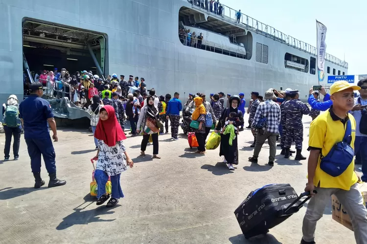 Ratusan pemudik turun dari KRI Banjarmasin di Pelabuhan Tanjung Emas, kapal perang milik Angkatan Laut yang digunakan untuk mudik gratis. (Ayosemarang.com/ Audrian Firhannusa)
